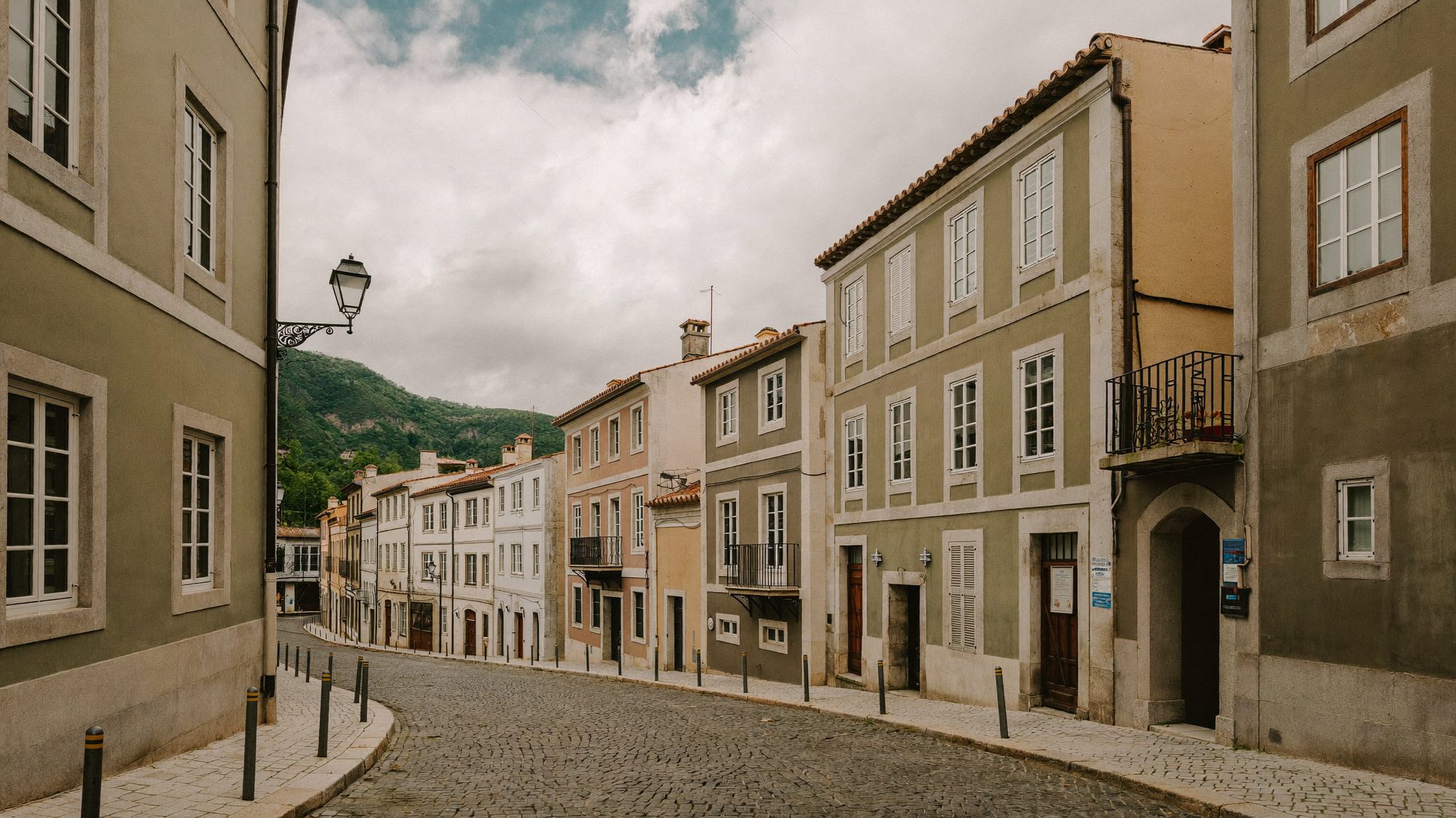 Rua de calçada tranquila no centro histórico de Guimarães